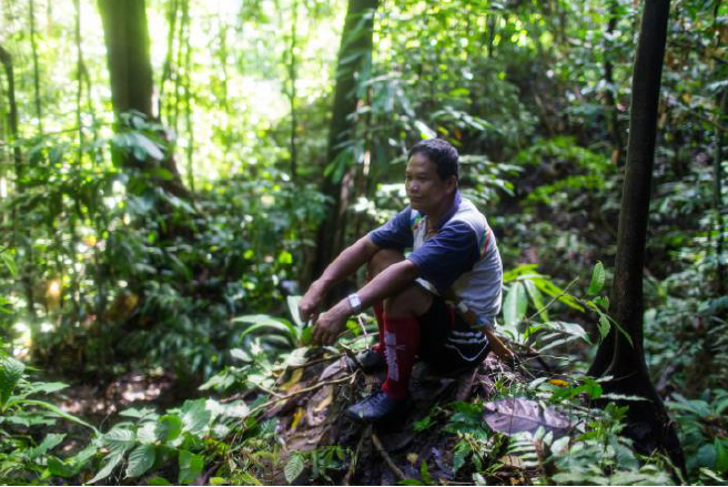 Pak Piang Irang, mantan Kepala Desa Punan Long Adiu, termenung memikirkan masa depan Wilayah Masyarakat Adat Punan Adiu. Fotografer: Andri Tambunan, 2016.